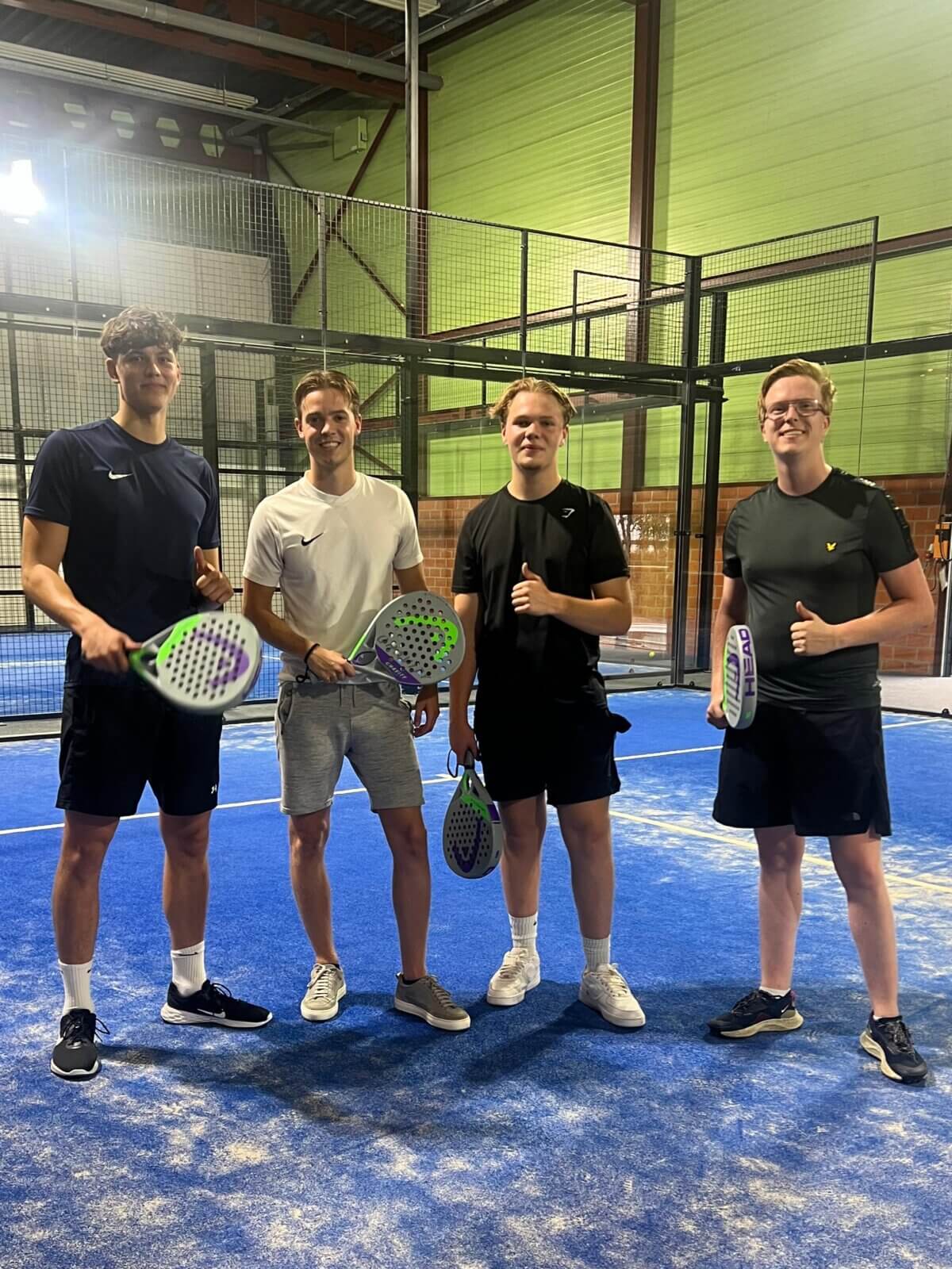 Padel met collega's voor teambuilding